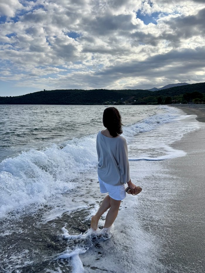 Petra Sailer blickt am Meer in die Weite