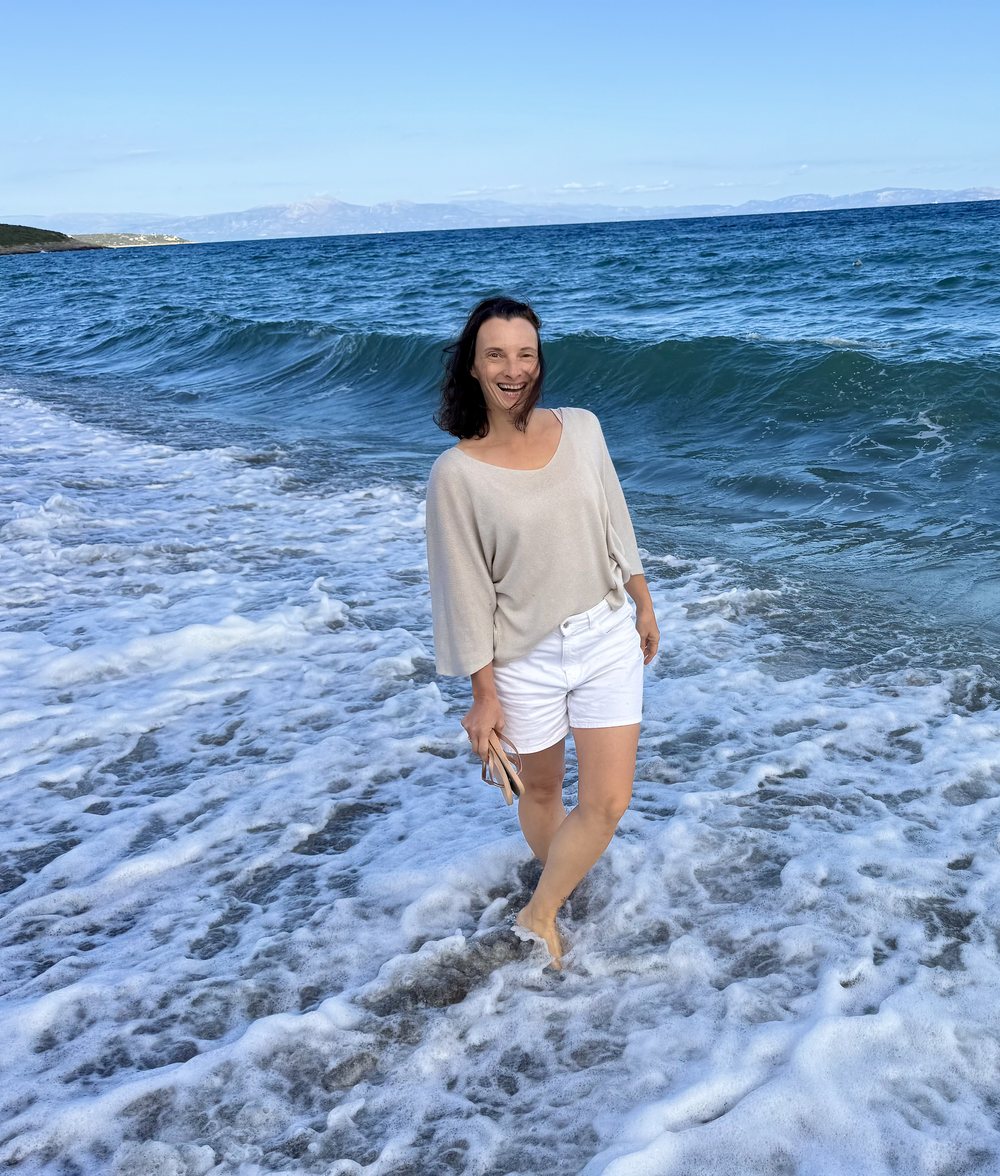 Petra Sailer lachend am Meer